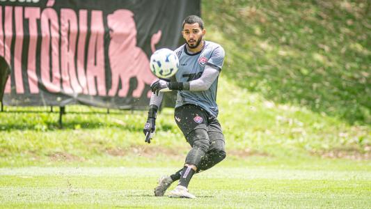 Goleiro Lucas Arcanjo durante treino do Vitória