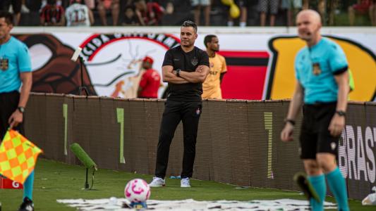 Técnico Jair Ventura, do Vitória, durante partida contra o Corinthians