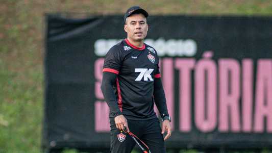 Técnico Jair Ventura durante treino do Vitória