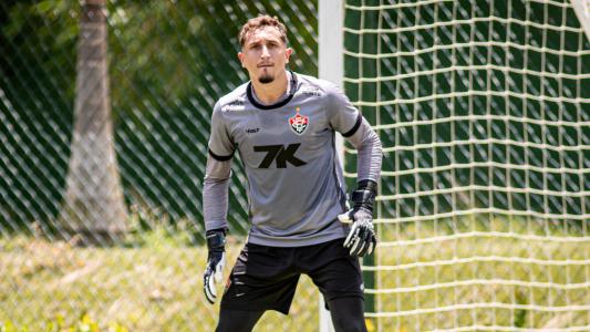 Goleiro Thiago Couto durante treino do Vitória