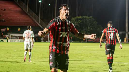 Lucas Halter, capitão do Vitória, comemora gol sobre o Internacional