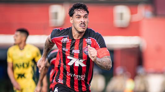 Zagueiro Lucas Halter comemora gol do Vitória sobre o Mirassol