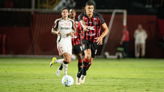 Zagueiro Camutanga, do Vitória, em ação contra o Flamengo