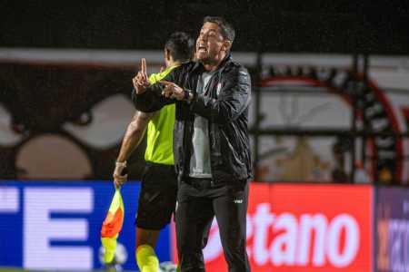 Thiago Carpini, técnico do Vitória, a beira do gramado no jogo contra o Cruzeiro