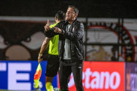 Thiago Carpini, técnico do Vitória, a beira do gramado no jogo contra o Cruzeiro