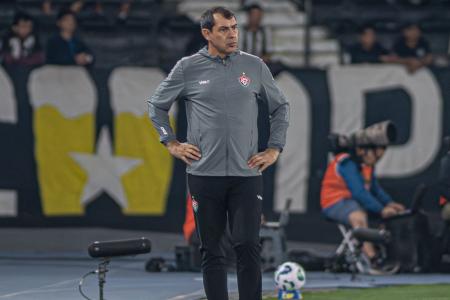 Fábio Carille na beira do gramado no jogo contra o Botafogo