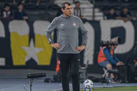 Fábio Carille na beira do gramado no jogo contra o Botafogo