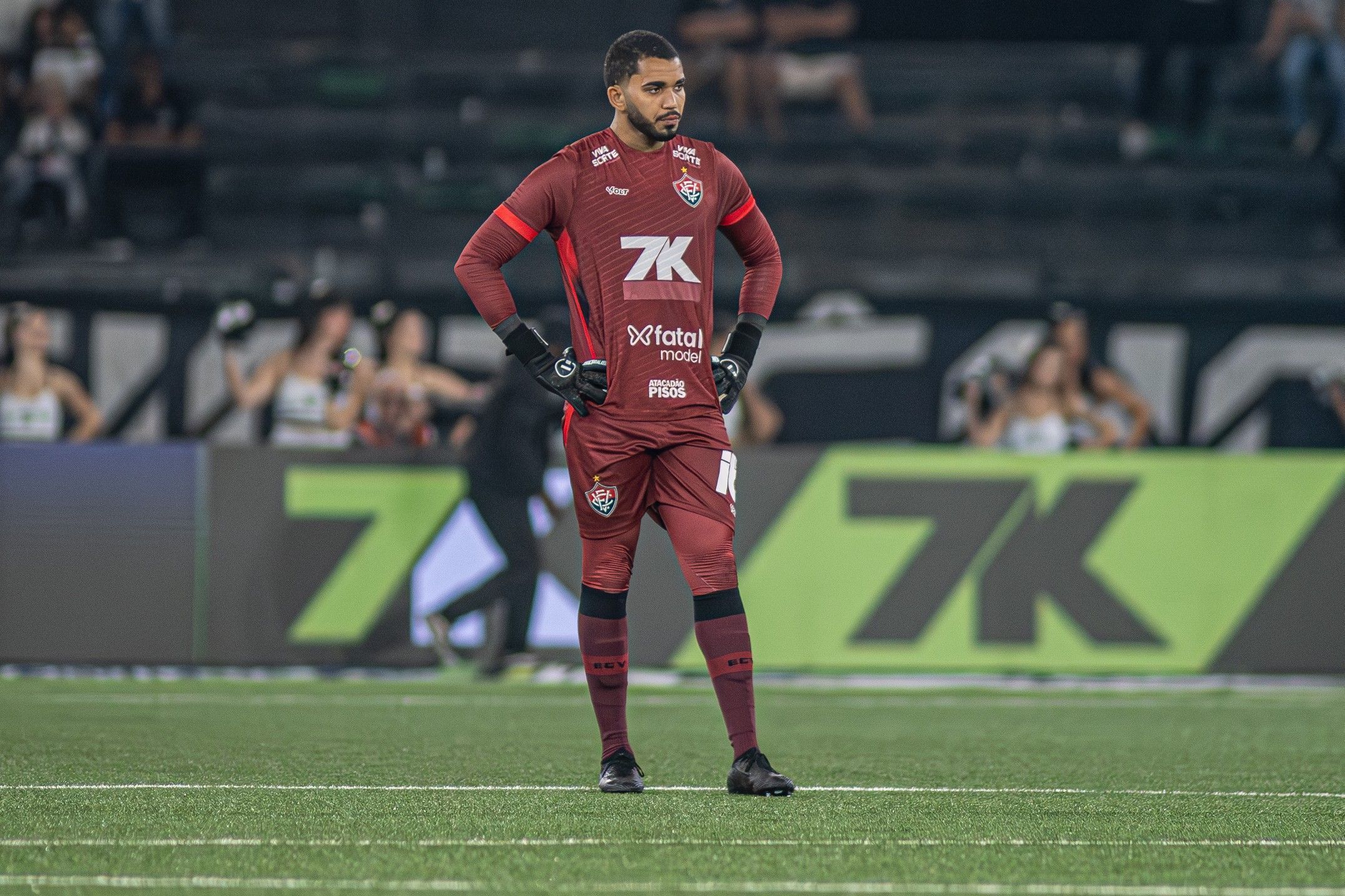Lucas Arcanjo, do Vitória, é o goleiro com mais defesas da Série A; Cássio é segundo