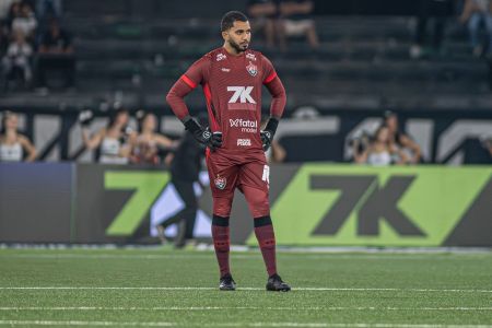 Lucas Arcanjo, goleiro do Vitória, em campo contra o Botafogo