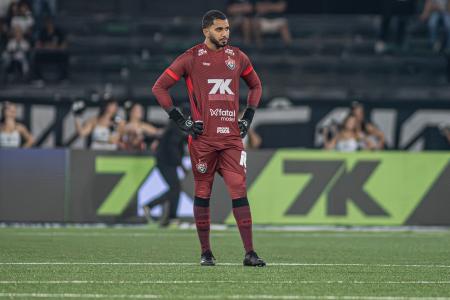 Lucas Arcanjo, goleiro do Vitória, em campo contra o Botafogo