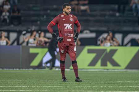 Lucas Arcanjo, goleiro do Vitória, em campo contra o Botafogo