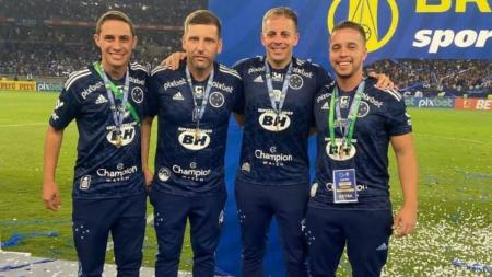 Victor Flores (último da esquerda para a direita) estava no clube desde 2019