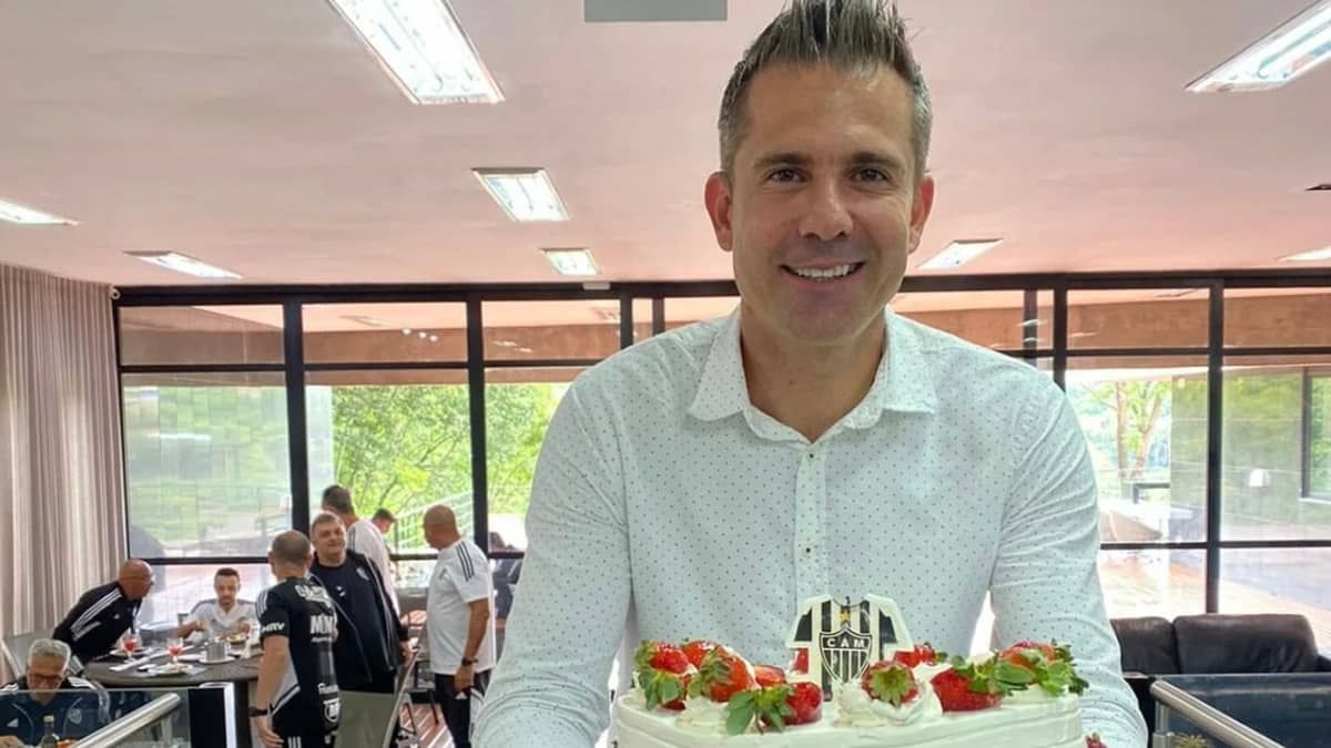 Dia de 'São Victor': gerente do Atlético ganha bolo surpresa pelos 40 anos de vida