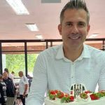 Dia de 'São Victor': gerente do Atlético ganha bolo surpresa pelos 40 anos de vida