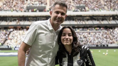 Victor, gerente de futebol do Atlético, com a designer Isabela Farinelli