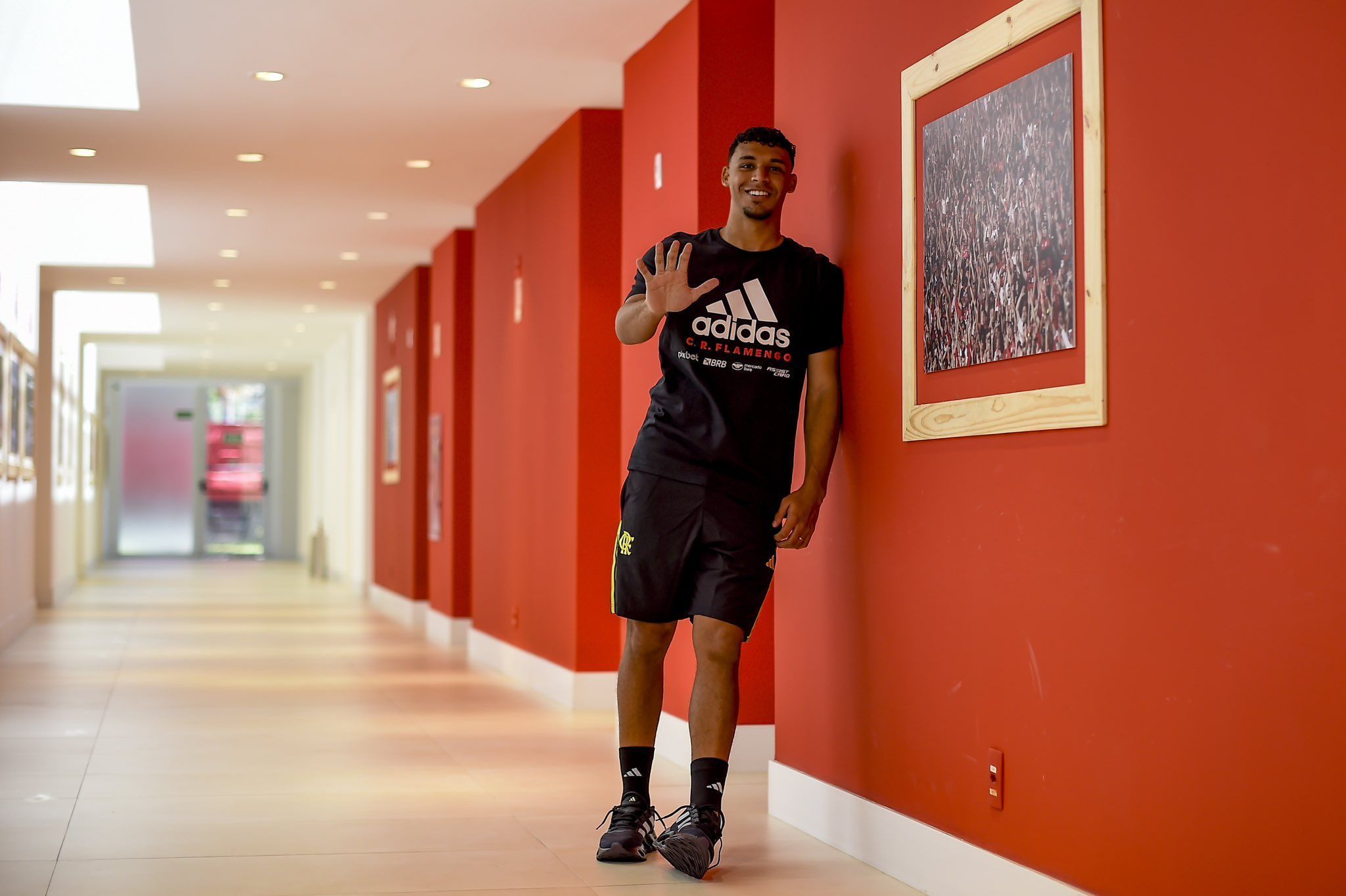 Flamengo anuncia a renovação de Victor Hugo até o final de 2028