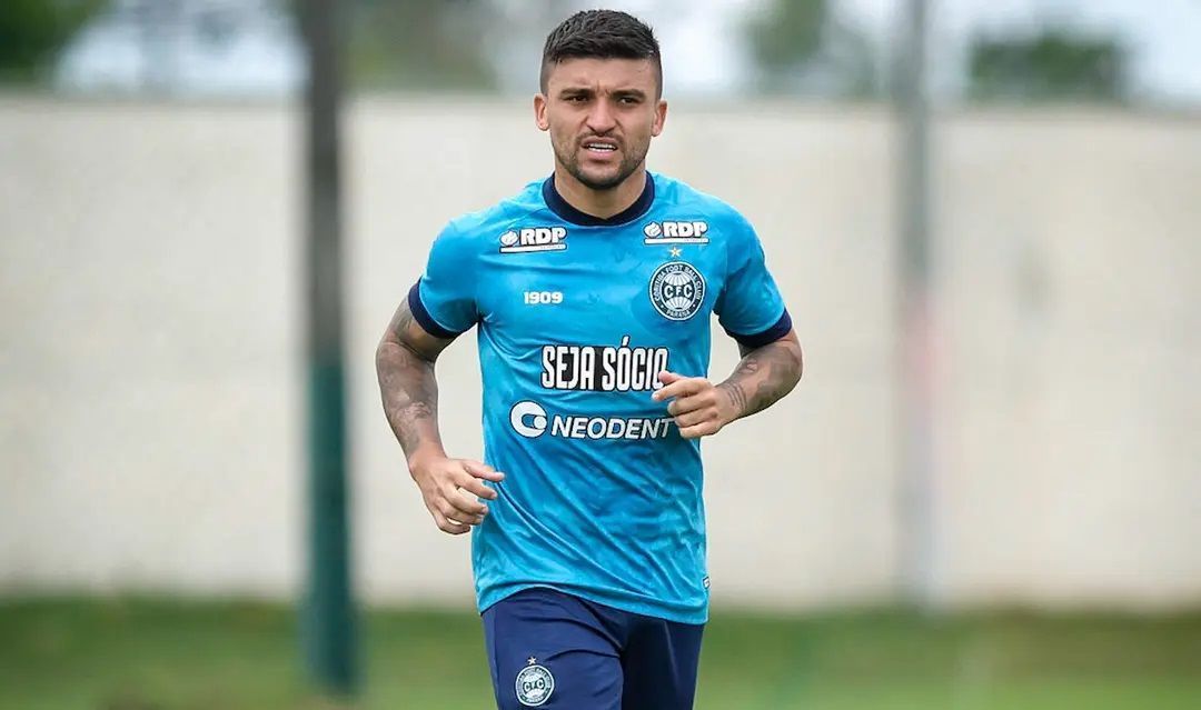 Vasco encaminha a contratação do lateral-esquerdo Victor Luis, do Coritiba