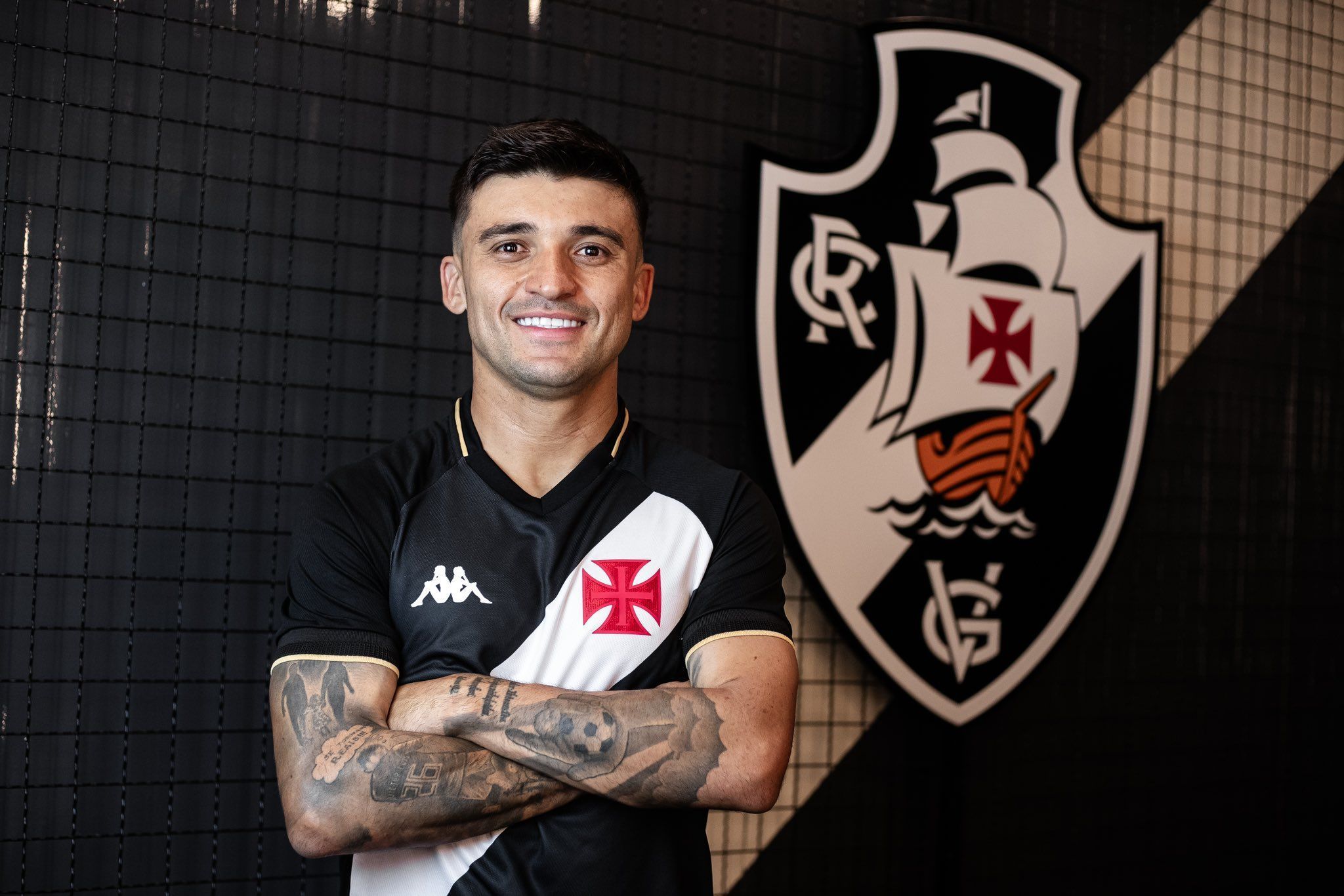 Vasco anuncia a contratação do lateral-esquerdo Victor Luís, ex-Coritiba