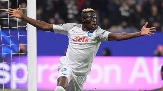 Victor Osimhen, em grande fase, abriu o placar para o Napoli em solo alemão