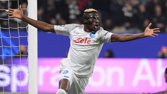 Victor Osimhen, em grande fase, abriu o placar para o Napoli em solo alemão
