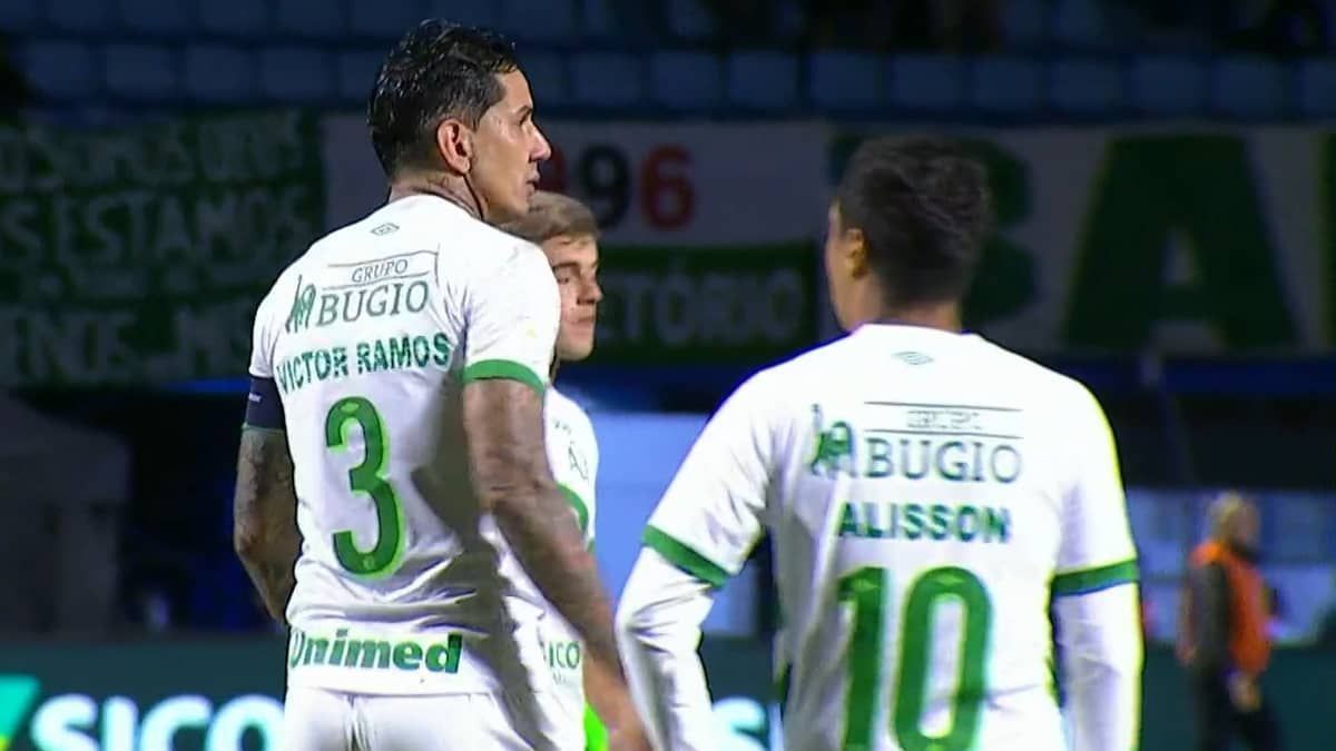 Esquema de apostas: denunciado, Victor Ramos é vaiado em jogo da Chapecoense