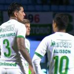 Esquema de apostas: denunciado, Victor Ramos é vaiado em jogo da Chapecoense