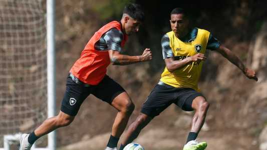 Victor Sá, de amarelo, em combate com Di Plácido durante atividade do Botafogo