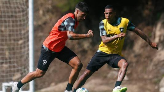 Victor Sá, de amarelo, em combate com Di Plácido durante atividade do Botafogo