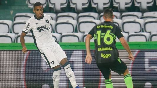 Victor Sá, do Botafogo, em duelo com Natanael, do Coritiba