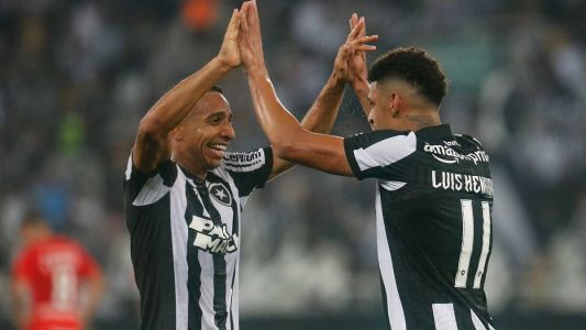 Victor Sá e Luis Henrique celebrando a vitória do Botafogo sobre o Internacional