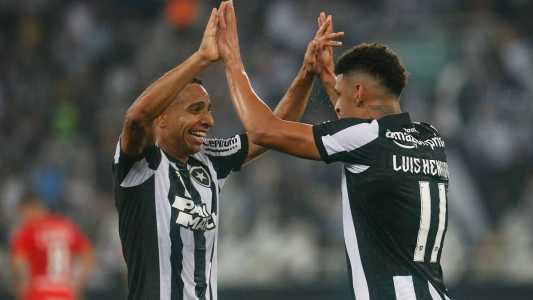 Victor Sá e Luis Henrique celebrando a vitória do Botafogo sobre o Internacional