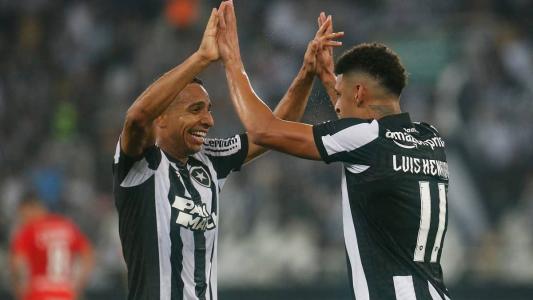 Victor Sá e Luis Henrique celebrando a vitória do Botafogo sobre o Internacional