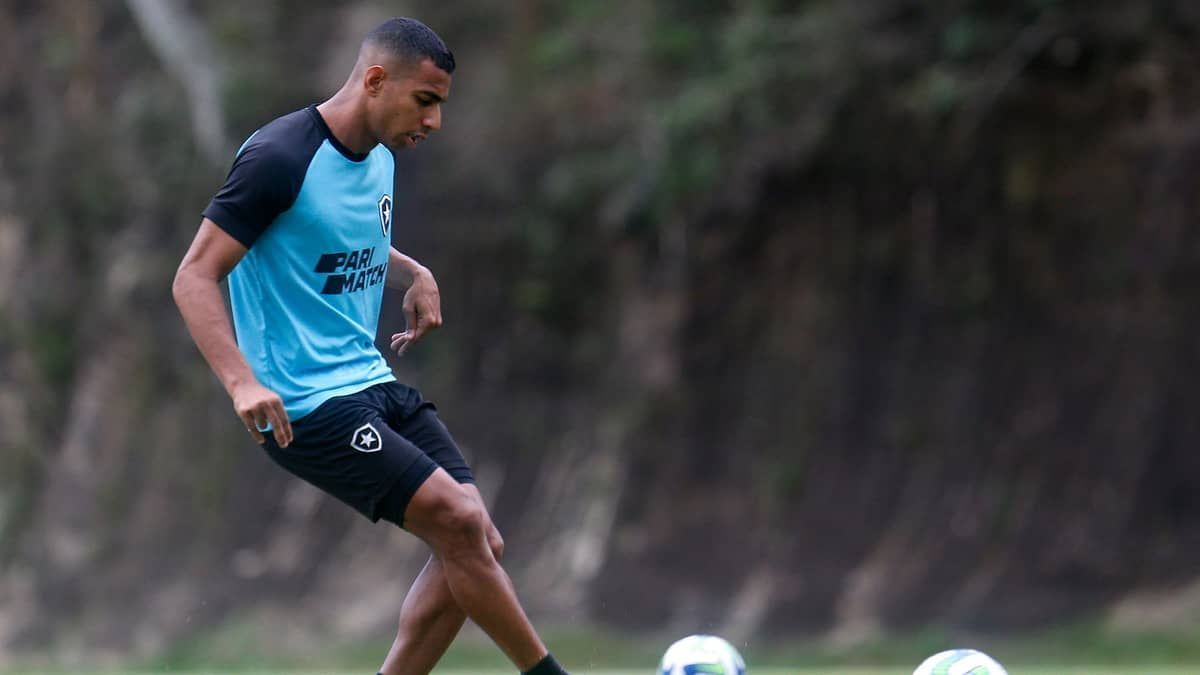 De volta aos treinos, atacante pode reforçar Botafogo
