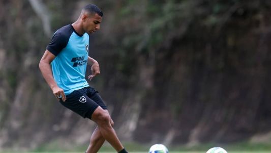 Victor Sá está de volta às atividades em campo no CT Lonier, do Botafogo