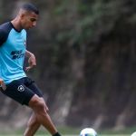 De volta aos treinos, atacante pode reforçar Botafogo