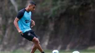 São Paulo faz proposta por ex-Botafogo e disputa contratação com clube russo