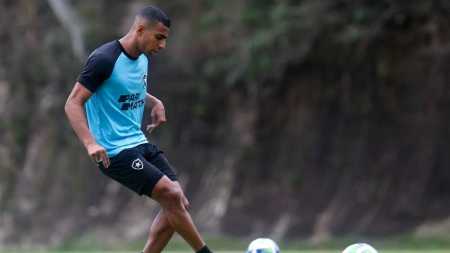 Victor Sá está de volta às atividades em campo no CT Lonier, do Botafogo
