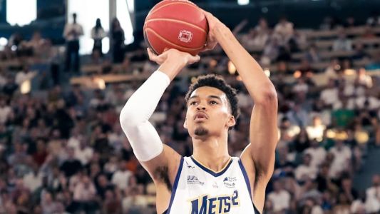 Victor Wembanyama em ação na Philippe-Chatrier, na derrota do Mets para o Monaco