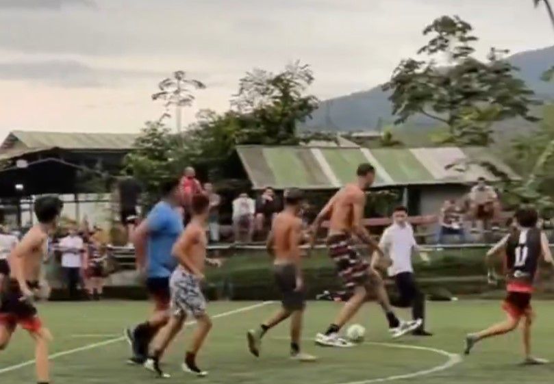 'Gigante' da NBA aproveita férias na Costa Rica e surpreende ao jogar futebol