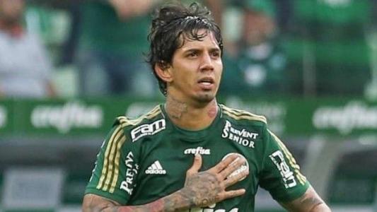 Zagueiro Victor Ramos nos tempos de Palmeiras