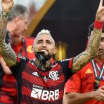 Jogadores do Flamengo se despedem de Vidal, reforço do Athletico
