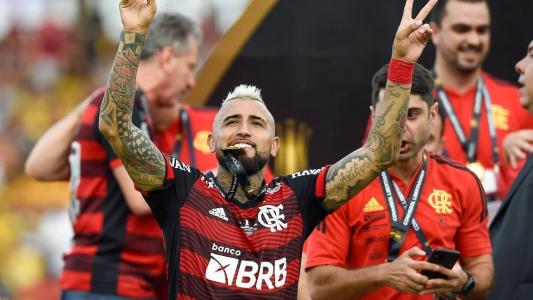 Vidal comemorando o título da Copa Libertadores em 2022