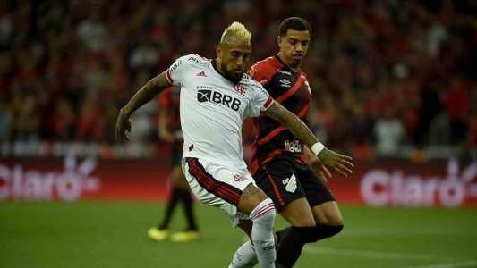 Vidal, do Flamengo, e Terans, do Athletico, em jogo disputado na Arena da Baixada