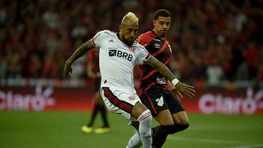 Vidal, do Flamengo, e Terans, do Athletico, em jogo disputado na Arena da Baixada