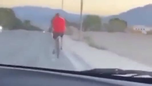 Vídeo: adolescentes atropelam e matam ciclista de próposito