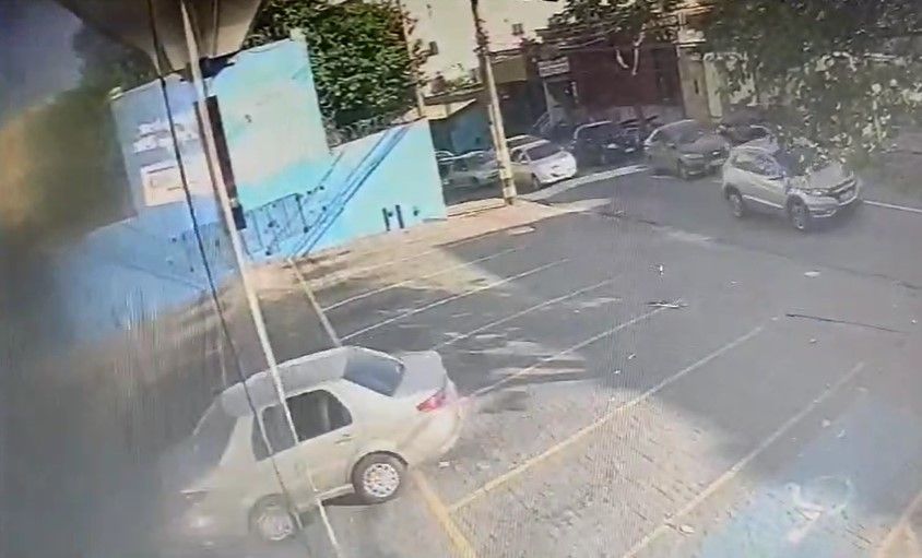 Vídeo mostra momento em que carro invade farmácia no bairro Serra, em BH