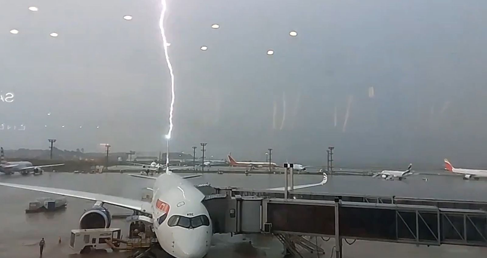 Vídeo: avião é atingido por raio durante forte chuva em Guarulhos (SP)