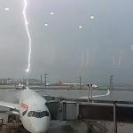 Vídeo: avião é atingido por raio durante forte chuva em Guarulhos (SP)