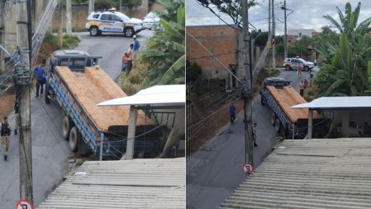 Caminhão carregado com tijolos tem falha mecânica e atinge casa na Grande BH