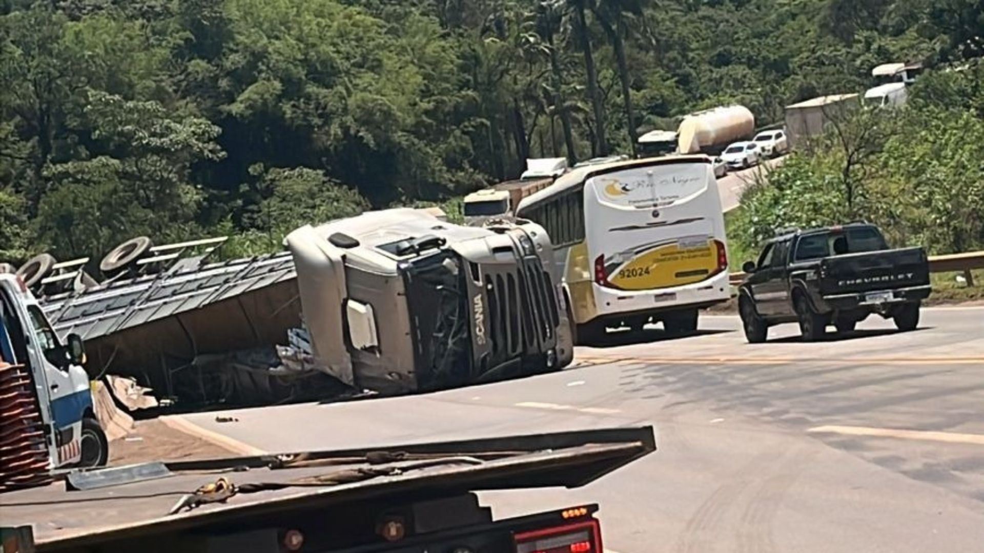 Acidente entre carreta e carro provoca congestionamento na BR-040, em Congonhas